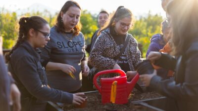 İzmir Büyükşehir Belediyesi’nin “Parkta Etkinlik Var” projesindeki “Tohumdan Sofraya” etkinliğine