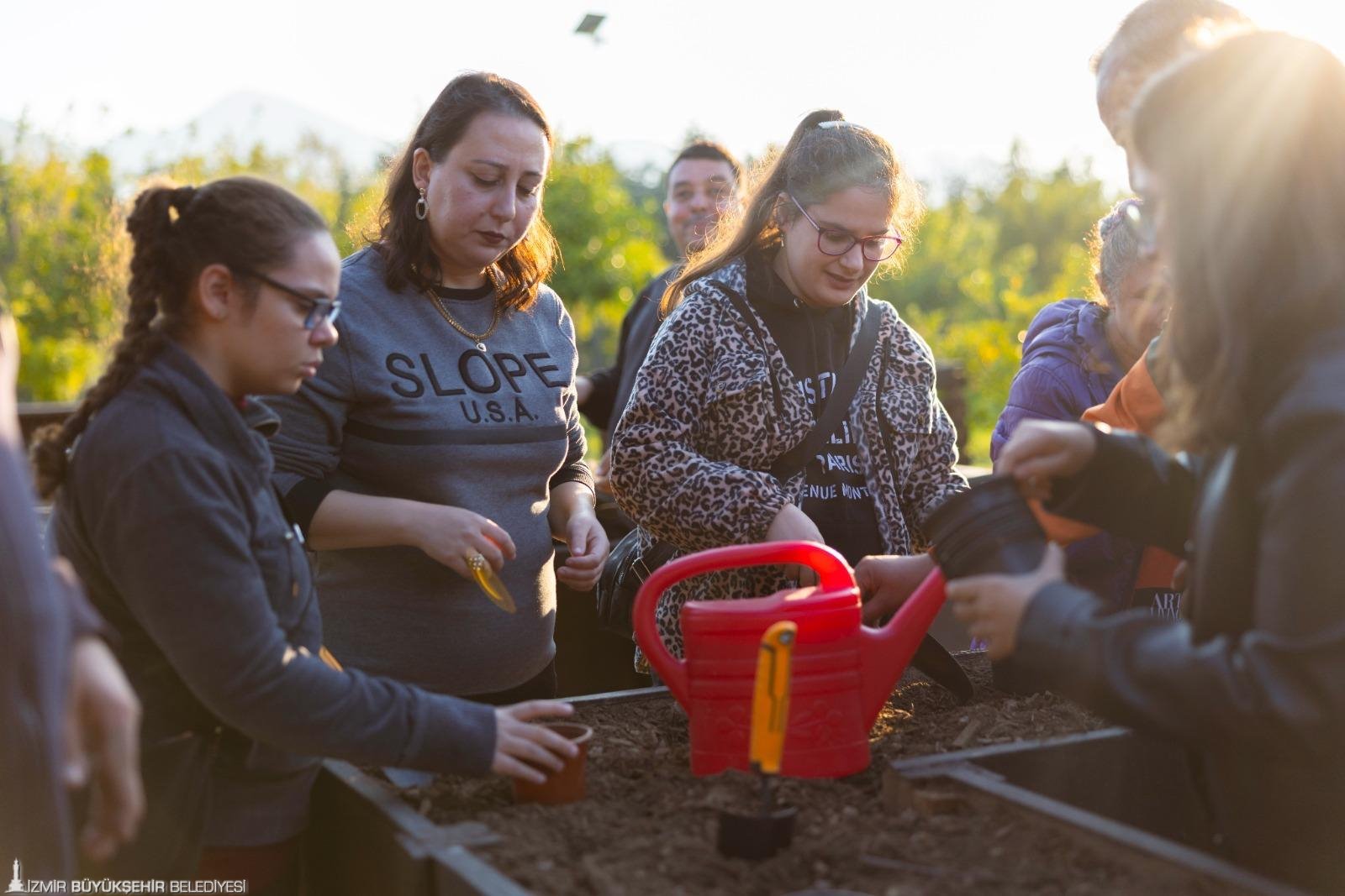 İzmir Büyükşehir Belediyesi’nin “Parkta Etkinlik Var” projesindeki “Tohumdan Sofraya” etkinliğine