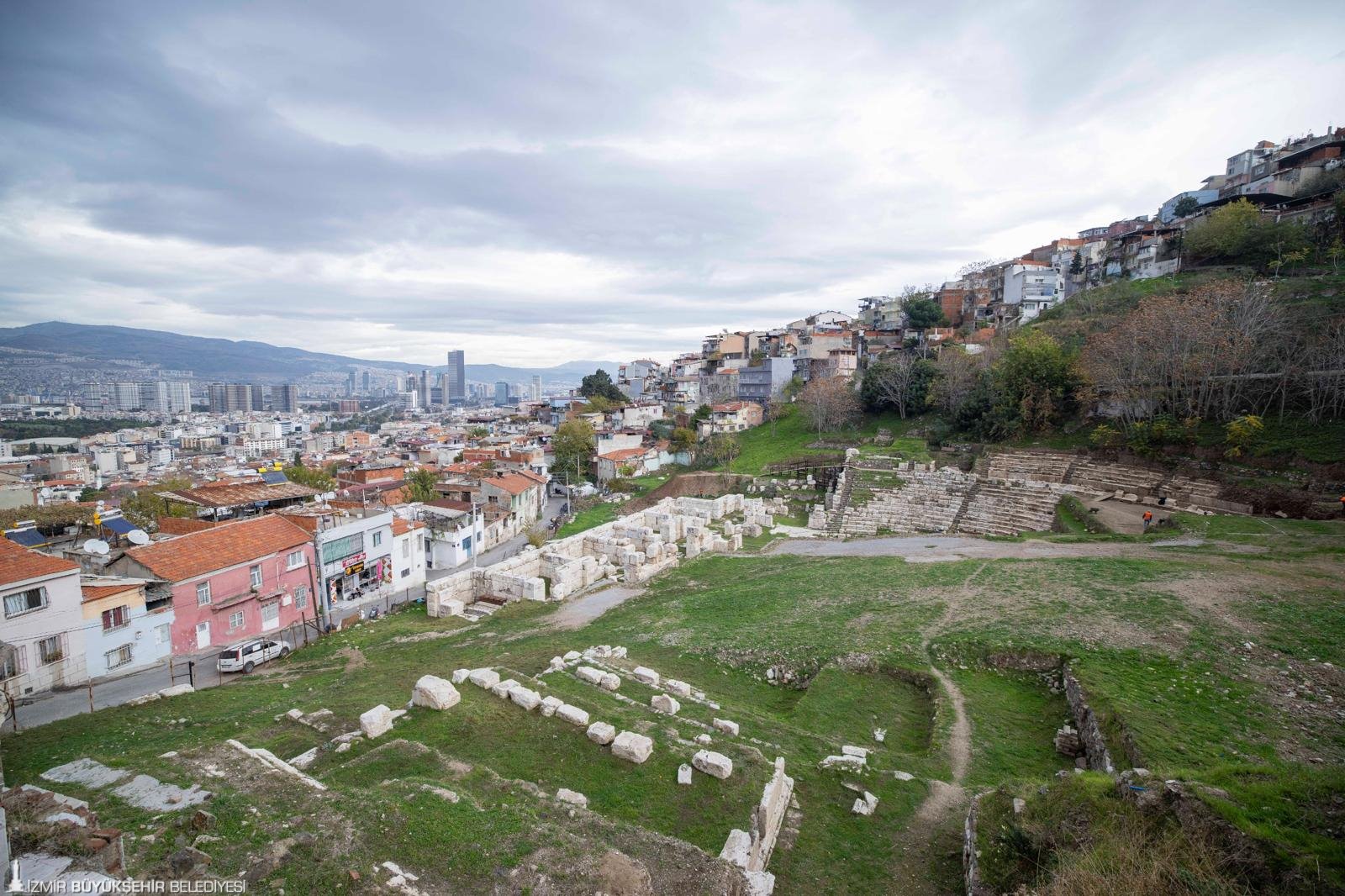 İzmir Büyükşehir Belediyesi, 2025-2027 yılları arasında Smyrna Antik Kenti kazılarına