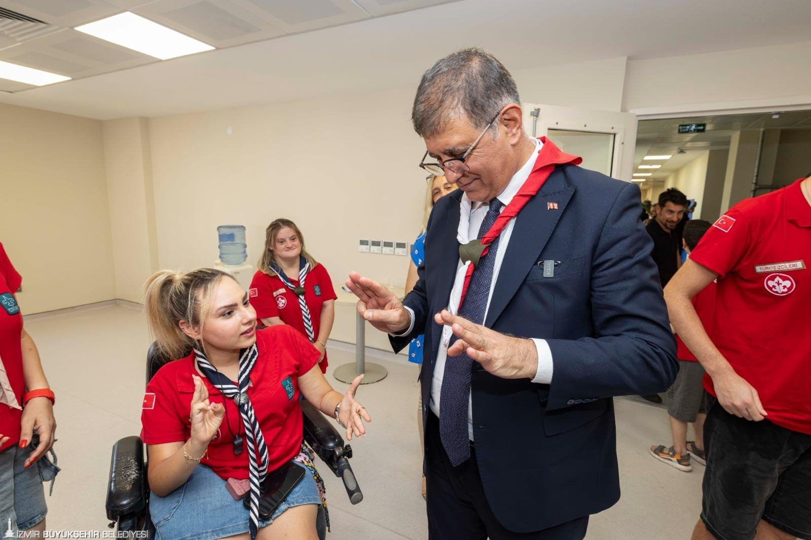 İzmir Büyükşehir Belediyesi, görünür ya da görünmeyen engellilik alanında yurttaşların