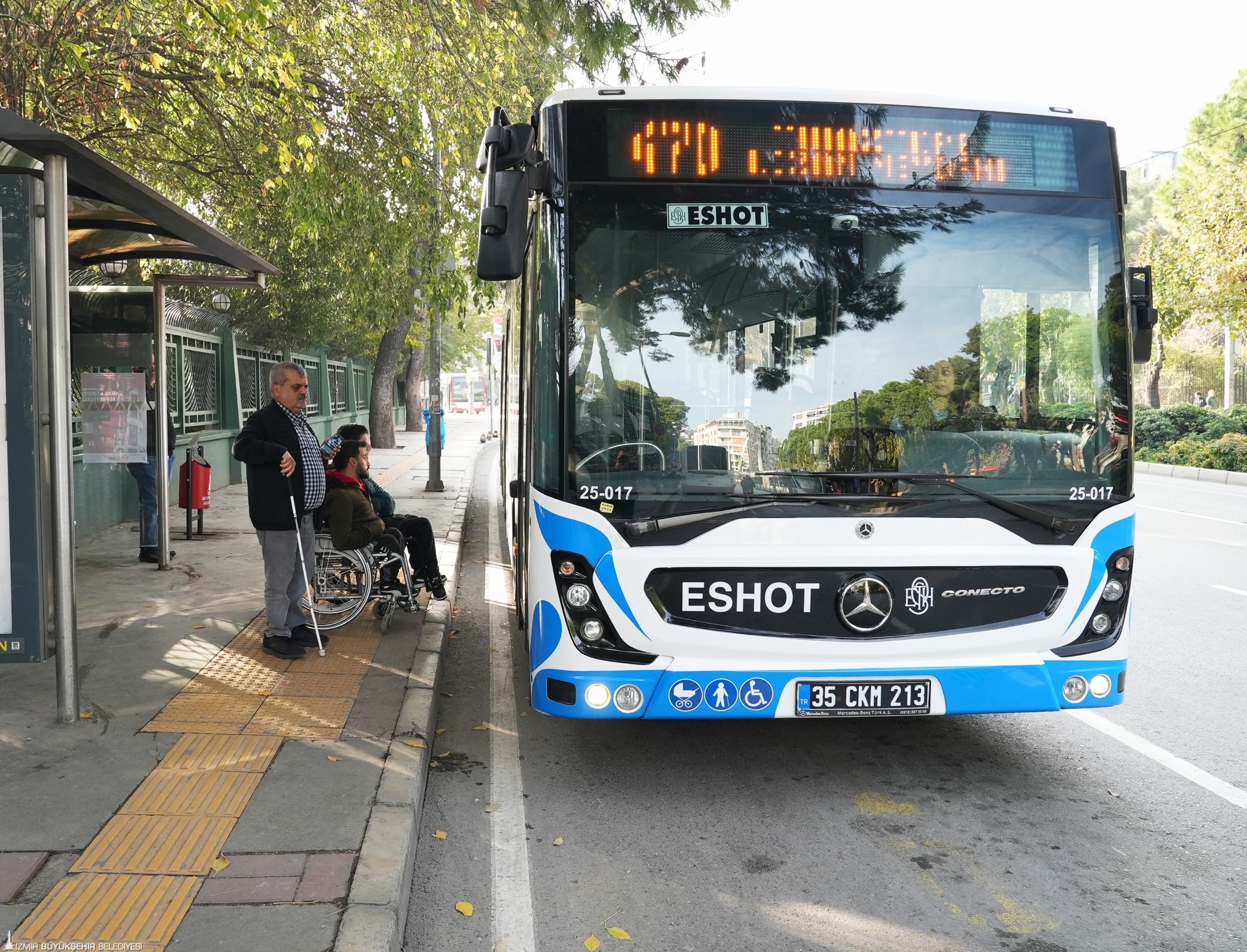 İzmir Büyükşehir Belediyesi, görme engellilere destek olan “Duraktayım” uygulamasını tekerlekli