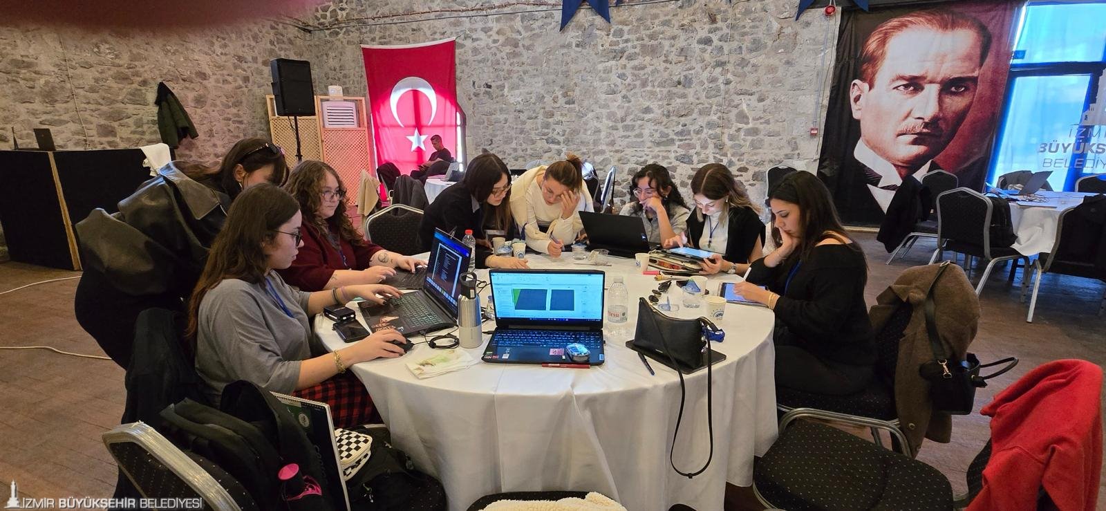 Avrupa Birliği destekli Re-Value projesi kapsamında düzenlenen inovasyon kampında, İzmirli