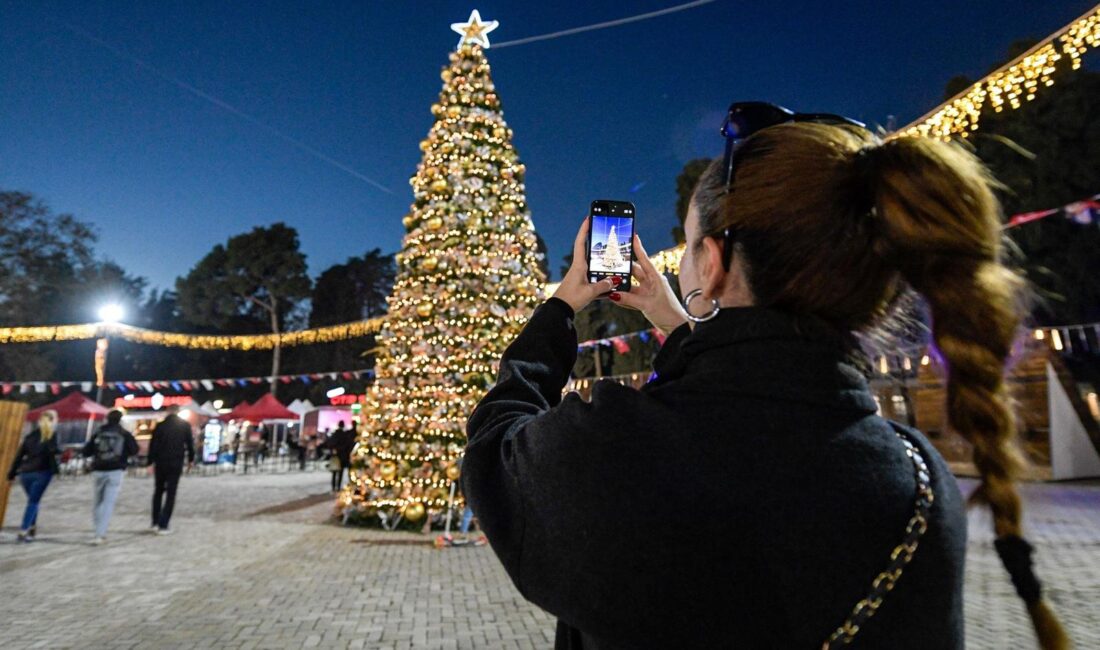 İzmir Büyükşehir Belediyesi’nin ikincisini düzenlediği Yeni Yıl Festivali, Kültürpark’ta açıldı.