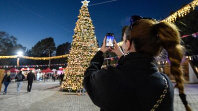 İzmir Büyükşehir Belediyesi’nin ikincisini düzenlediği Yeni Yıl Festivali, Kültürpark’ta açıldı.
