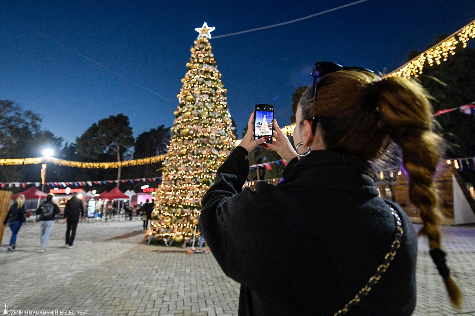İzmir Büyükşehir Belediyesi’nin ikincisini düzenlediği Yeni Yıl Festivali, Kültürpark’ta açıldı.