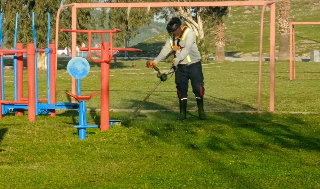 Ayvalık Belediyesi ekipleri, parklar, mezarlıklar ve oyun alanlarında bakım ve