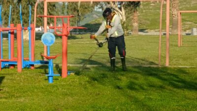 Ayvalık Belediyesi ekipleri, parklar, mezarlıklar ve oyun alanlarında bakım ve