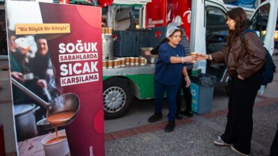 Karşıyaka Belediyesi, soğuk kış sabahlarında vatandaşların içini ısıtmak için ilçenin