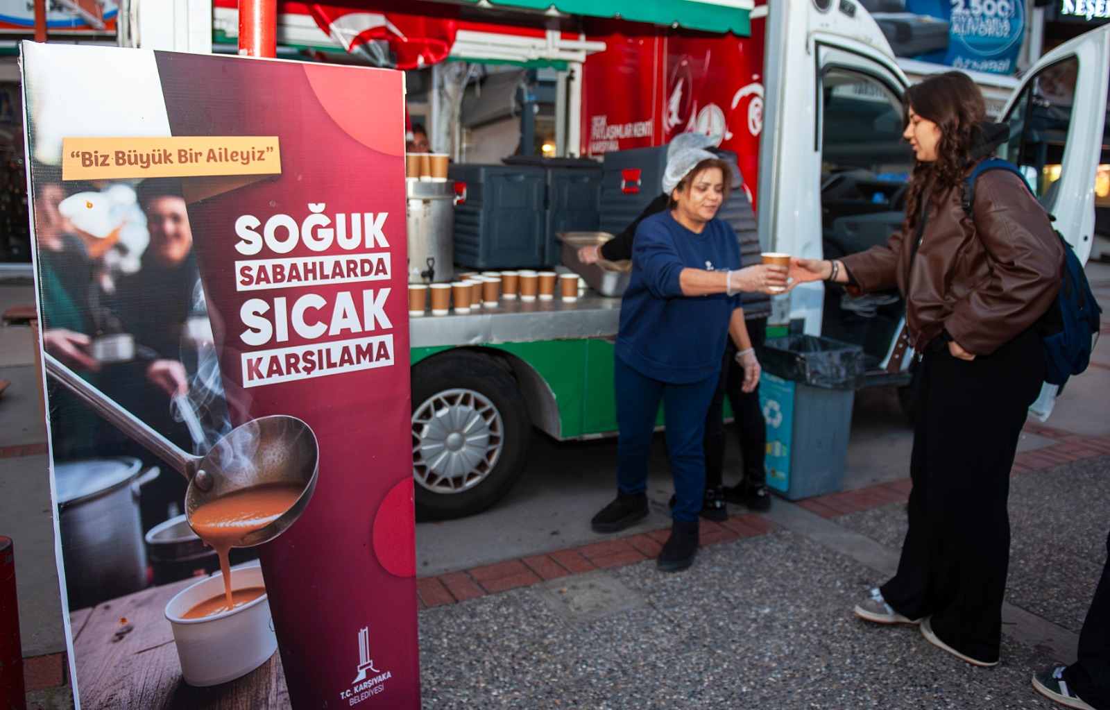 Karşıyaka Belediyesi, soğuk kış sabahlarında vatandaşların içini ısıtmak için ilçenin