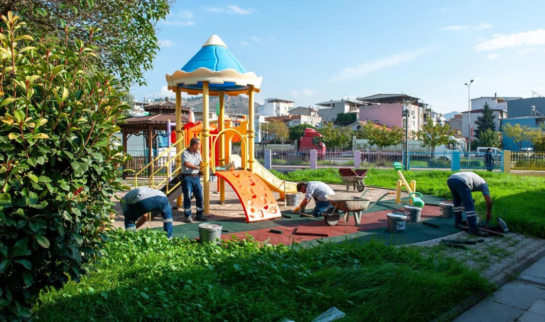 Karşıyaka Belediyesi son bir ayda 7 parkı yenileyerek zeminlerini güvenli