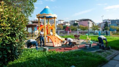 Karşıyaka Belediyesi son bir ayda 7 parkı yenileyerek zeminlerini güvenli