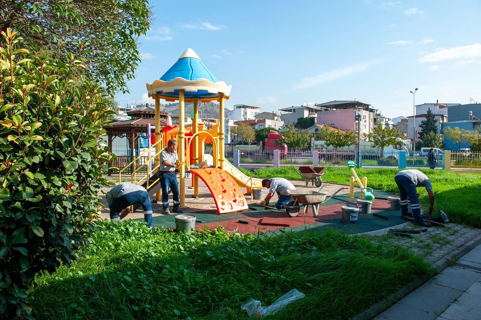 Karşıyaka Belediyesi son bir ayda 7 parkı yenileyerek zeminlerini güvenli