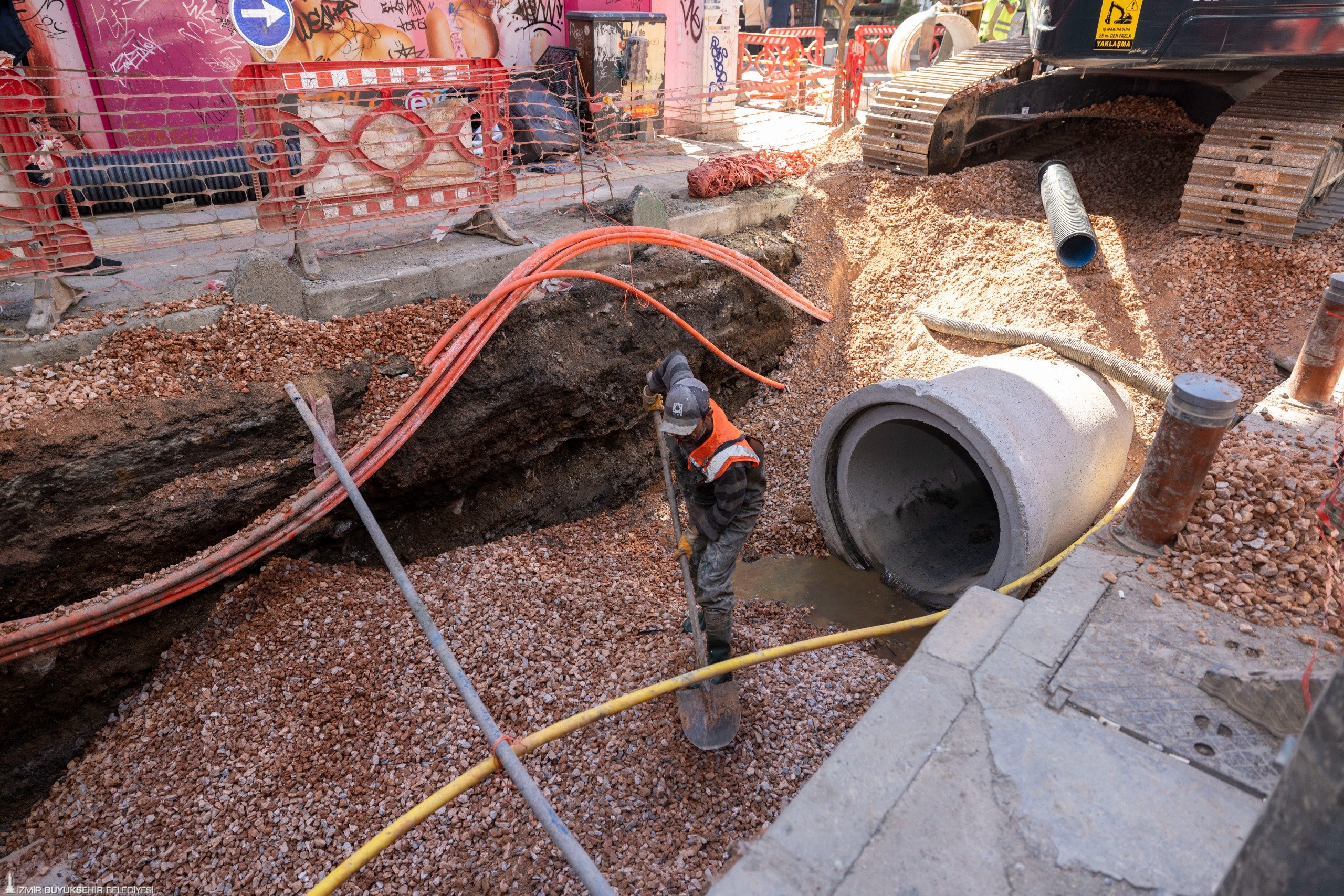 İZSU, TEFWER projesiyle Konak, Bayraklı ve Karabağlar’da altyapıyı yeniliyor. Alsancak’ta