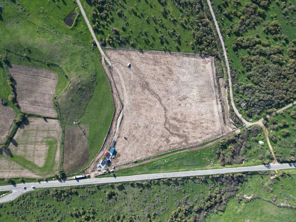 Dikili Belediyesi’nin Demirtaş Mahallesi’nde kurduğu 1,4 megavatlık GES tamamlandığında, belediyenin