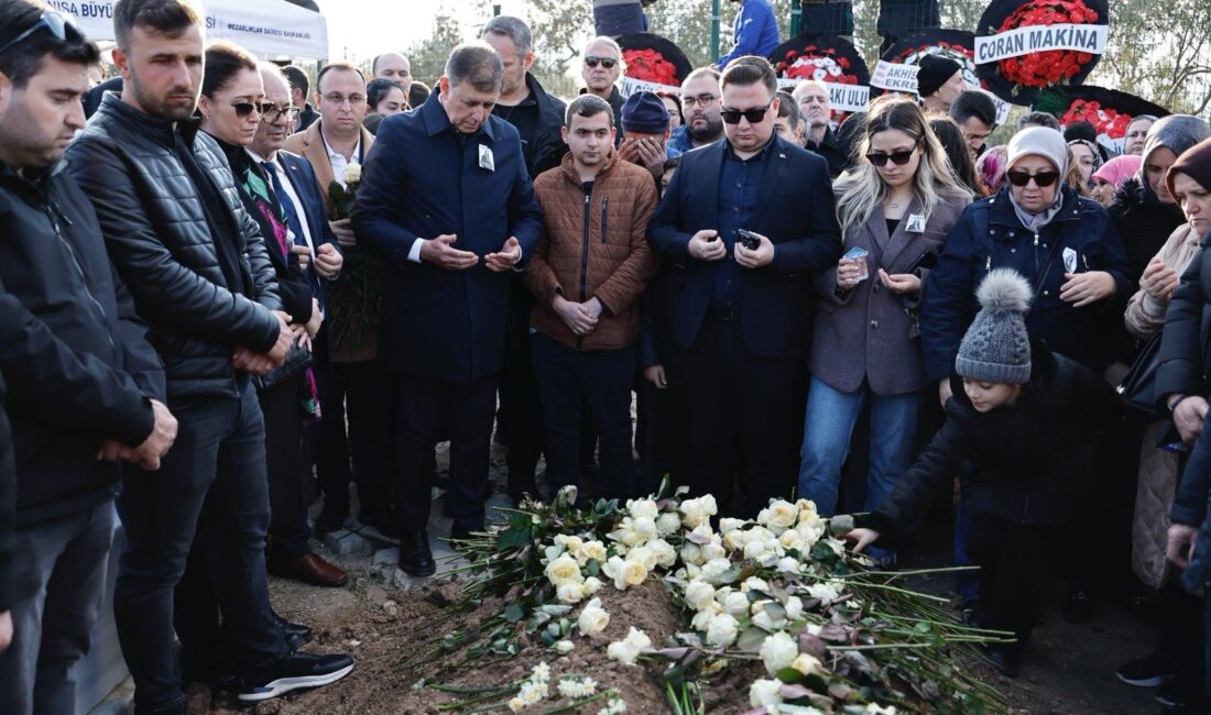 Şehzadeler Belediye Başkanı Gülşah Durbay, Manisa Cumhuriyet Meydanı’nda kılınan cenaze