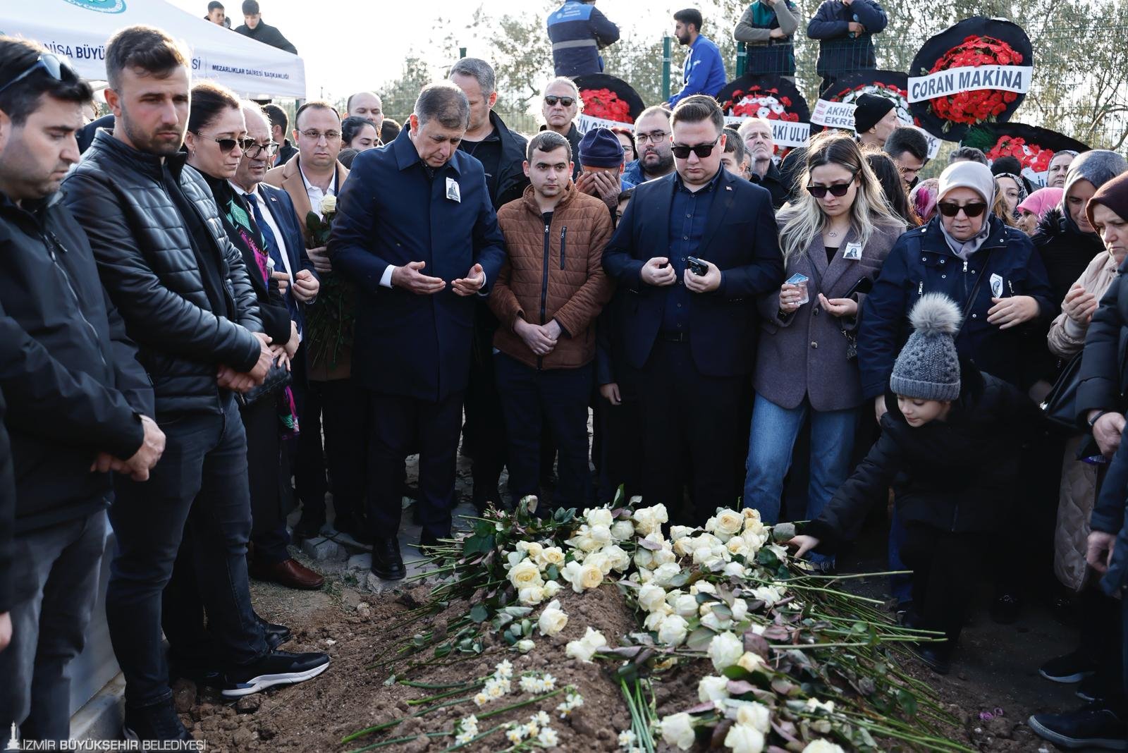 Şehzadeler Belediye Başkanı Gülşah Durbay, Manisa Cumhuriyet Meydanı’nda kılınan cenaze