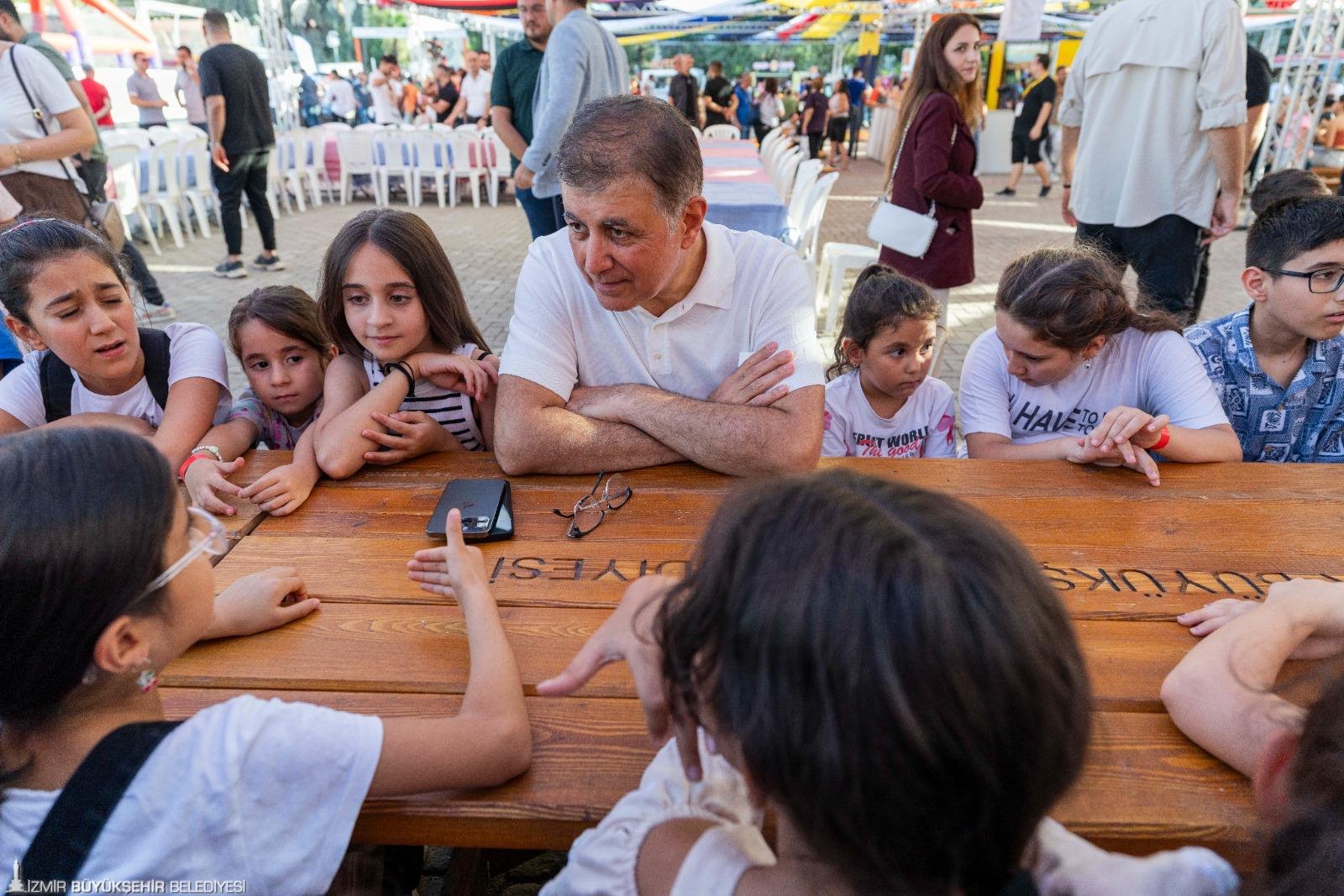 İzmir Büyükşehir Belediyesi, eğitimde fırsat eşitliğini güçlendirmek amacıyla okul öncesinden