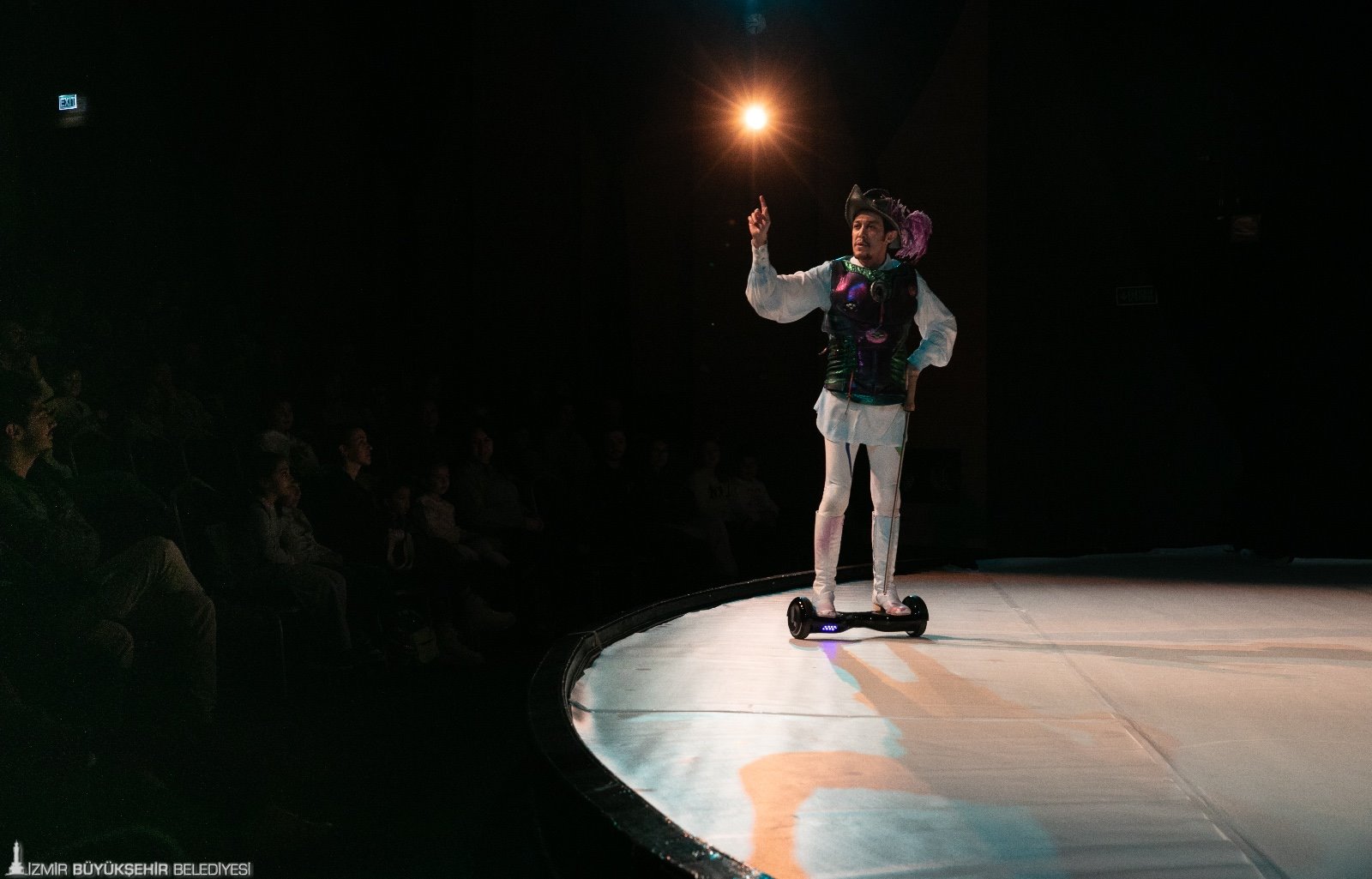 İzmir Büyükşehir Belediyesi Şehir Tiyatroları’nın, Cervantes’in ölümsüz eseri Don Kişot’u