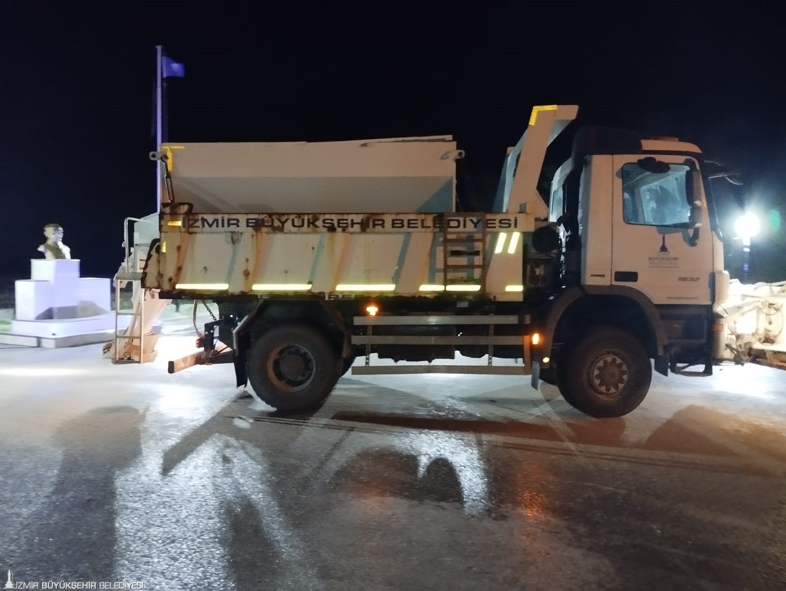 İzmir Büyükşehir Belediyesi, kar ve buzlanmanın ulaşımda aksamalara yol açmaması