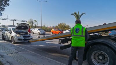İzmir Büyükşehir Belediyesi, yoğun saatlerde trafiği aksatan arızalı ve kazalı