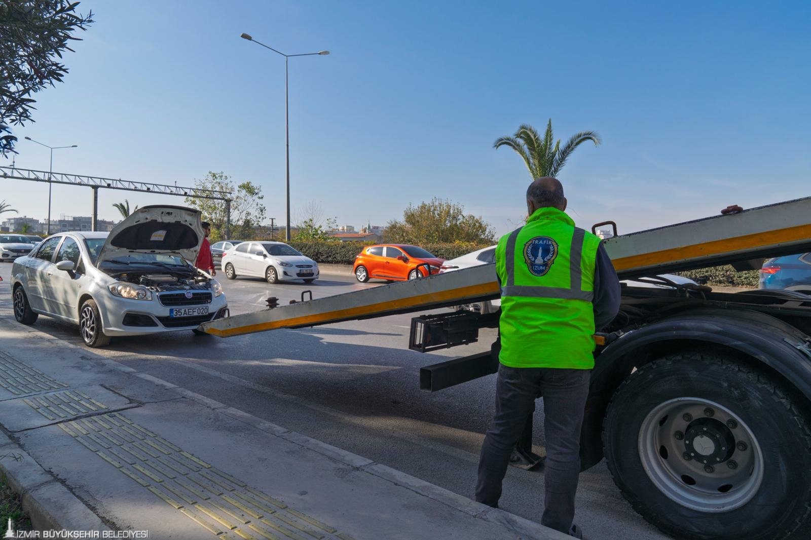 İzmir Büyükşehir Belediyesi, yoğun saatlerde trafiği aksatan arızalı ve kazalı