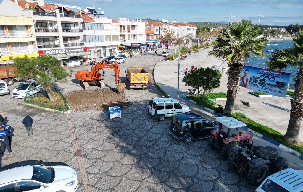 Dikili Belediyesi, Çandarlı’ya modern, estetik ve işlevsel bir meydan kazandırıyor;