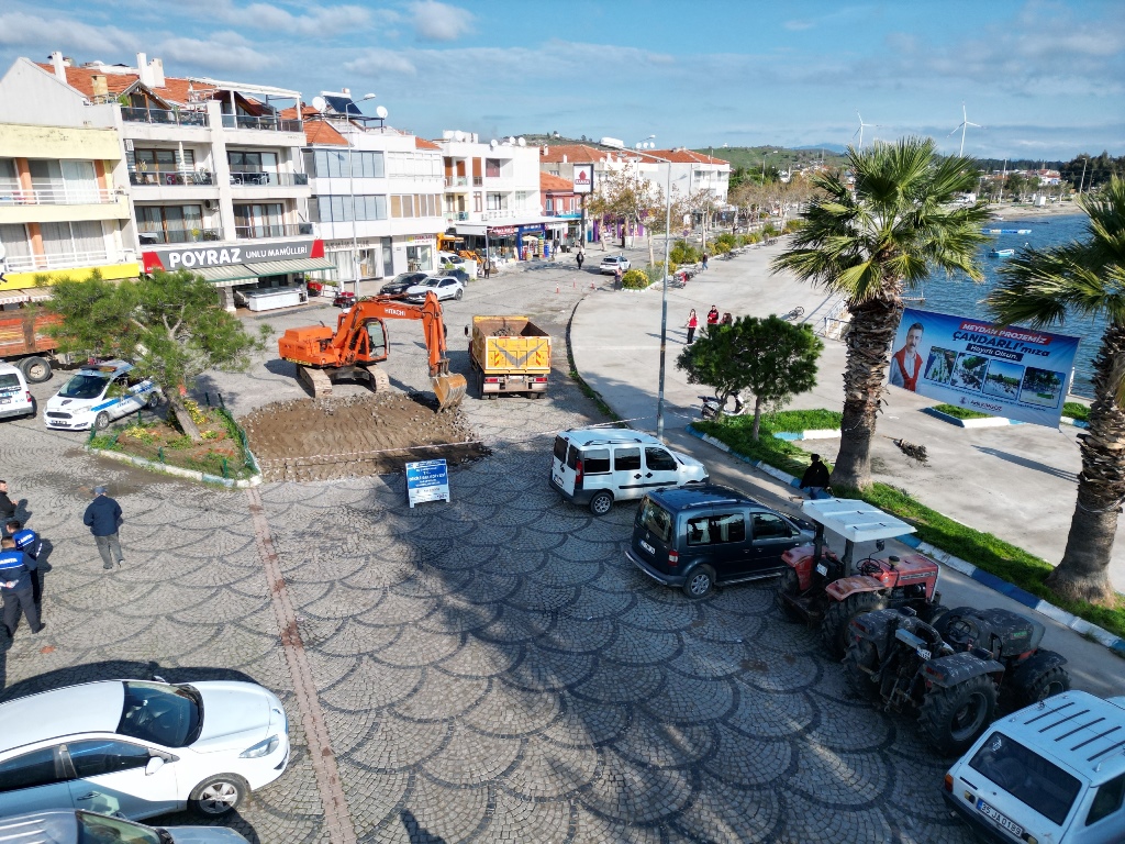 Dikili Belediyesi, Çandarlı’ya modern, estetik ve işlevsel bir meydan kazandırıyor;