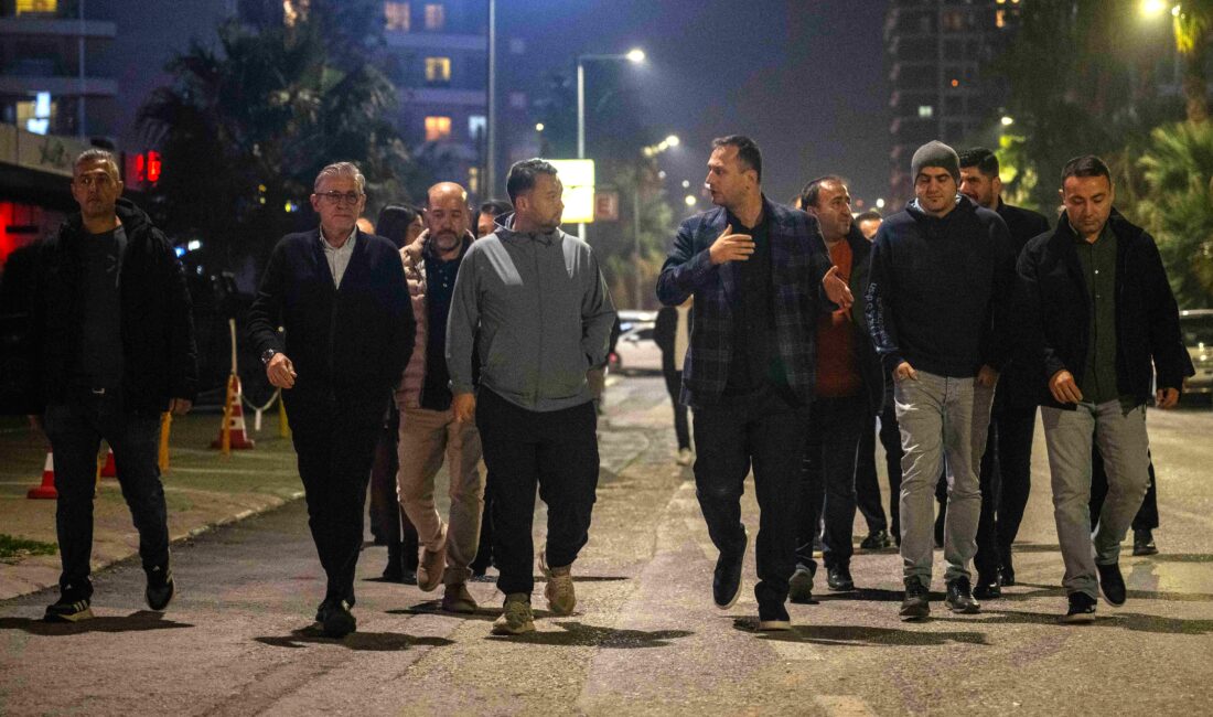 Bornova Belediye Başkanı Ömer Eşki, Karacaoğlan Mahallesi’nde yürütülen yol, kaldırım