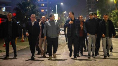 Bornova Belediye Başkanı Ömer Eşki, Karacaoğlan Mahallesi’nde yürütülen yol, kaldırım