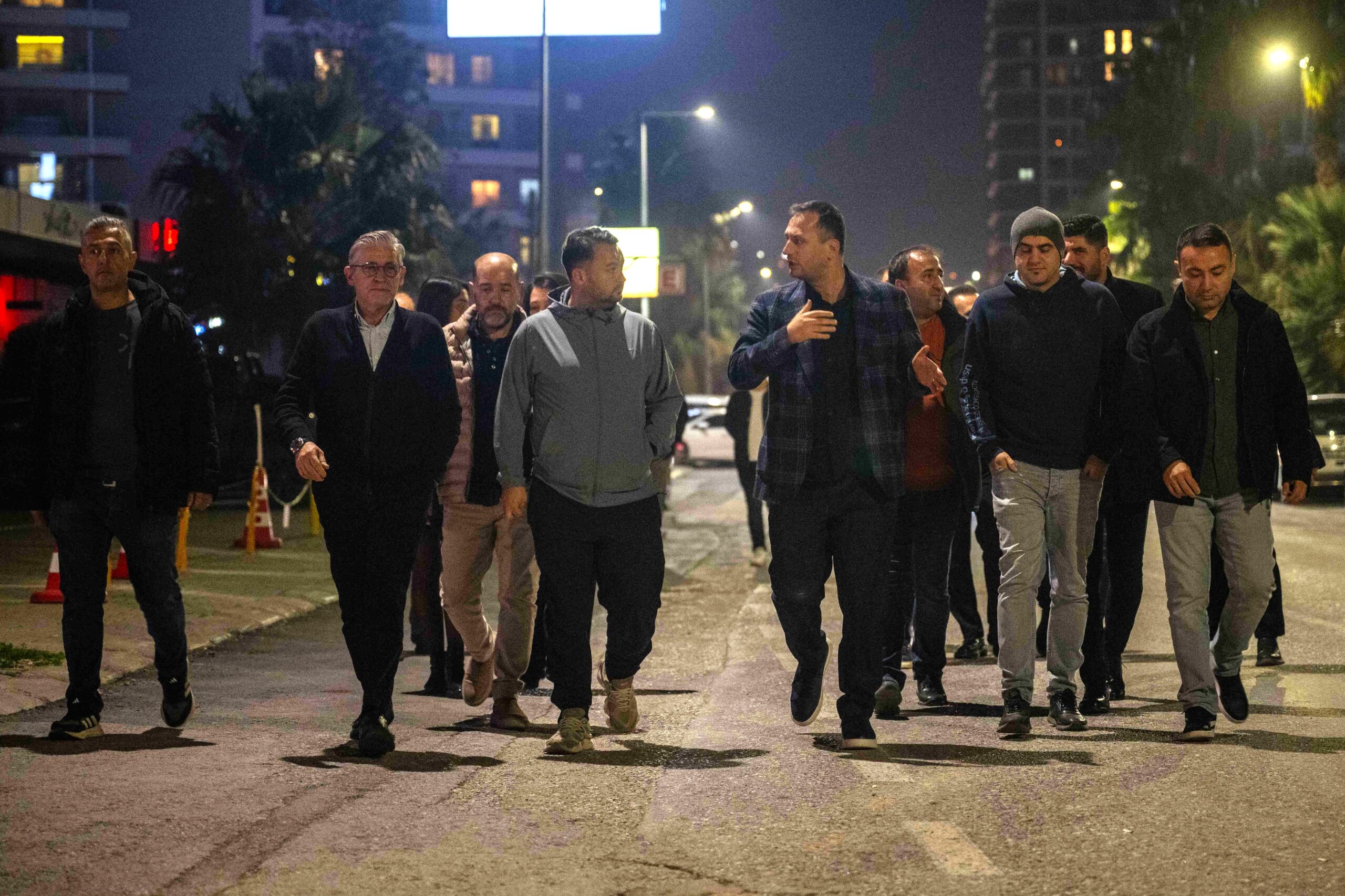 Bornova Belediye Başkanı Ömer Eşki, Karacaoğlan Mahallesi’nde yürütülen yol, kaldırım