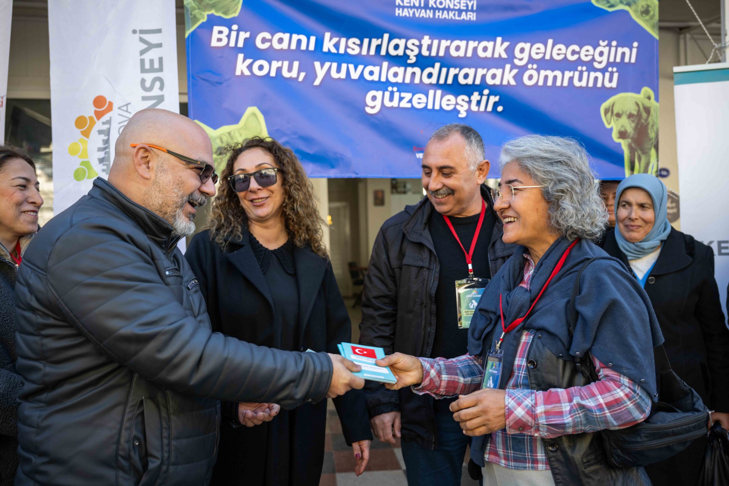 Bornova’da kırsal mahallelerde düzenlenen sahiplendirme etkinliklerinde toplam 55 sahipsiz hayvan