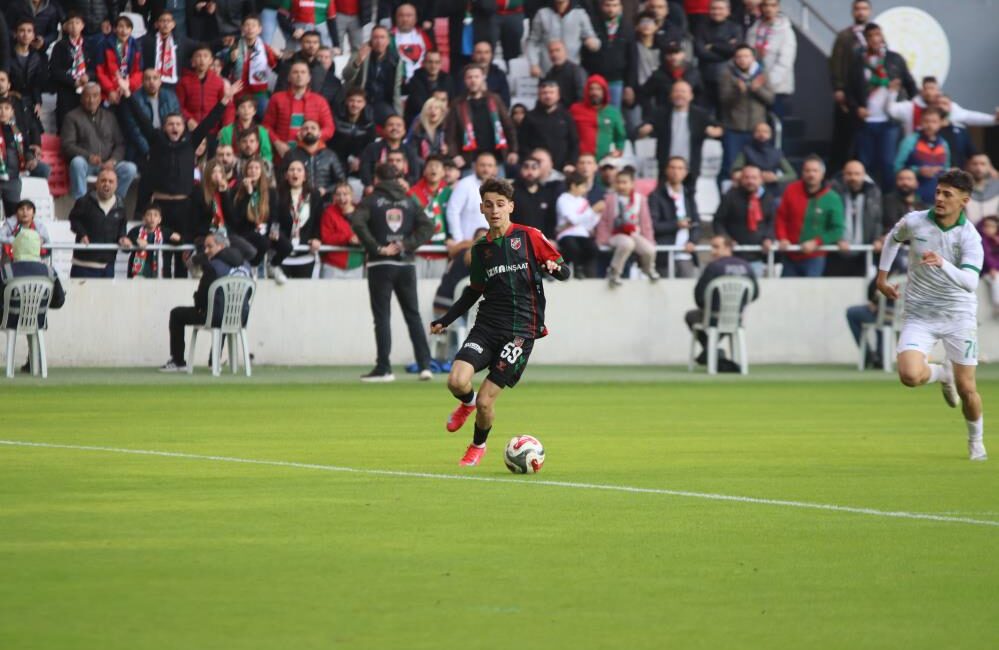 Karşıyaka’nın 18 yaşındaki kanat oyuncusu Adem Yeşilyurt, U19 Milli Takımı’nın