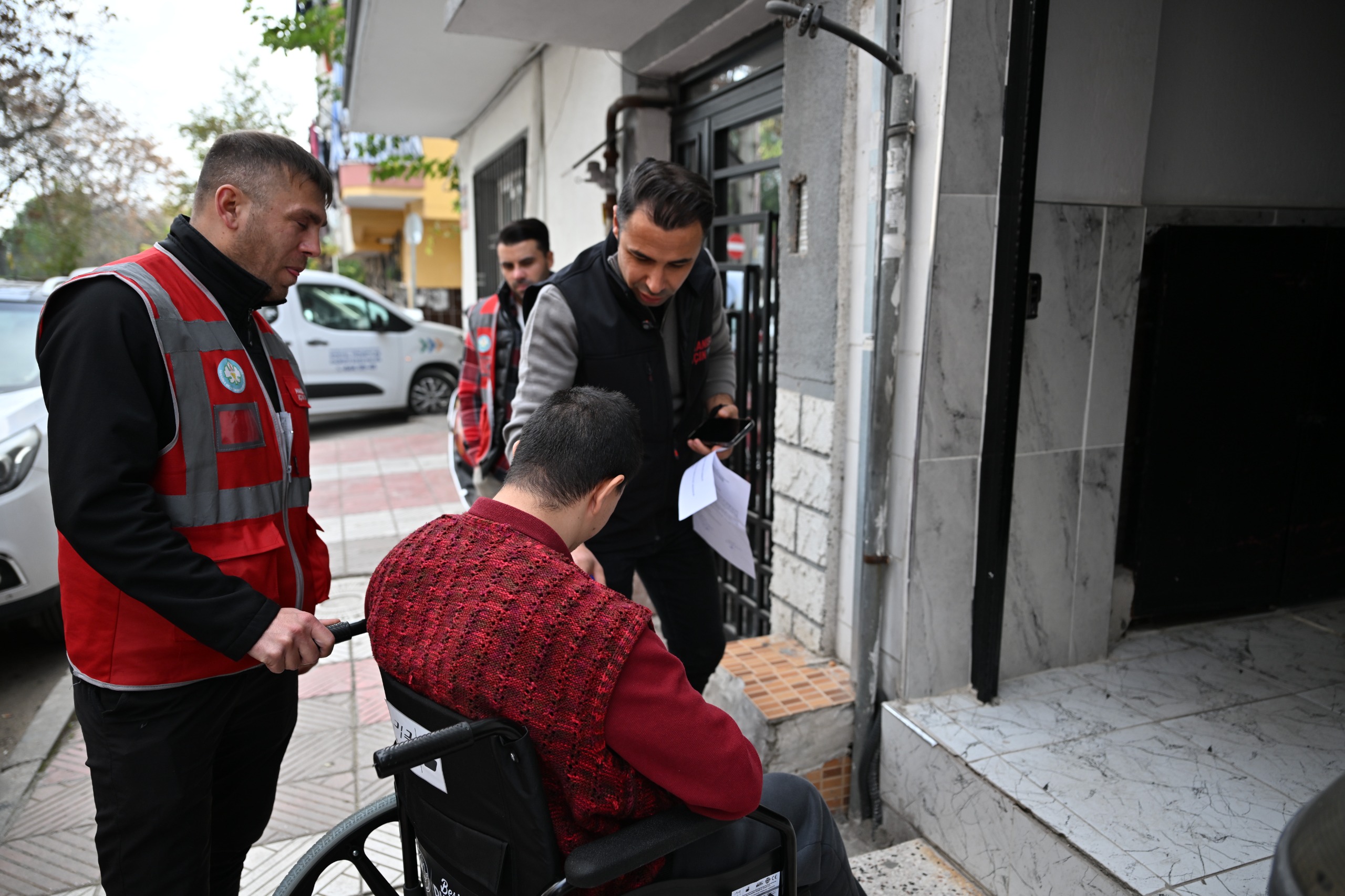 Manisa Büyükşehir Belediyesi, engelli bireylere akülü sandalye, hasta yatağı ve