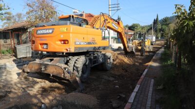 Menderes Belediyesi, Değirmendere Mahallesi’ndeki Gazi Mustafa Kemal Caddesi’nde kapsamlı yol