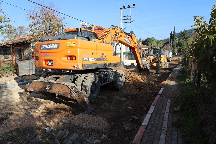 Menderes Belediyesi, Değirmendere Mahallesi’ndeki Gazi Mustafa Kemal Caddesi’nde kapsamlı yol