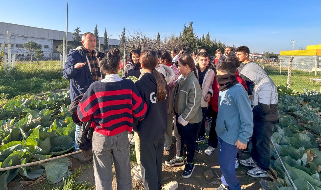 Bornova Belediyesi, Pınarbaşı Güzelcan Ortaokulu öğrencilerini kent bostanı ve belediye