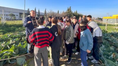 Bornova Belediyesi, Pınarbaşı Güzelcan Ortaokulu öğrencilerini kent bostanı ve belediye