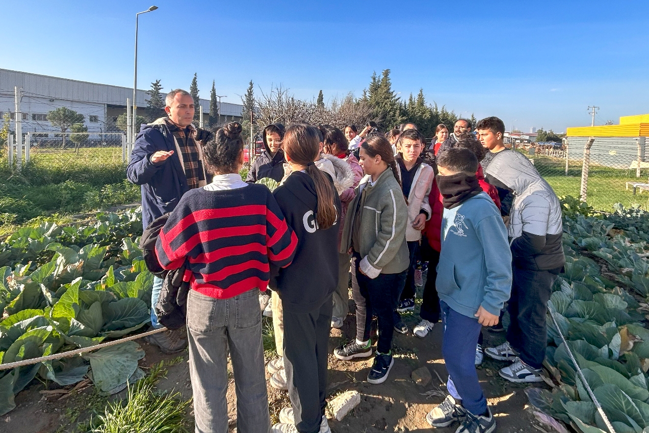 Bornova Belediyesi, Pınarbaşı Güzelcan Ortaokulu öğrencilerini kent bostanı ve belediye