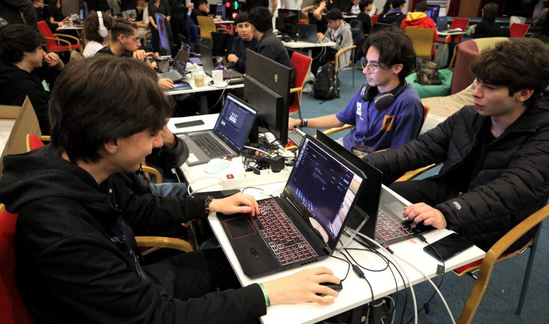 İzmir Ekonomi Üniversitesi’nin düzenlediği Gameathon 5.0 etkinliğinde 8 liseden 77
