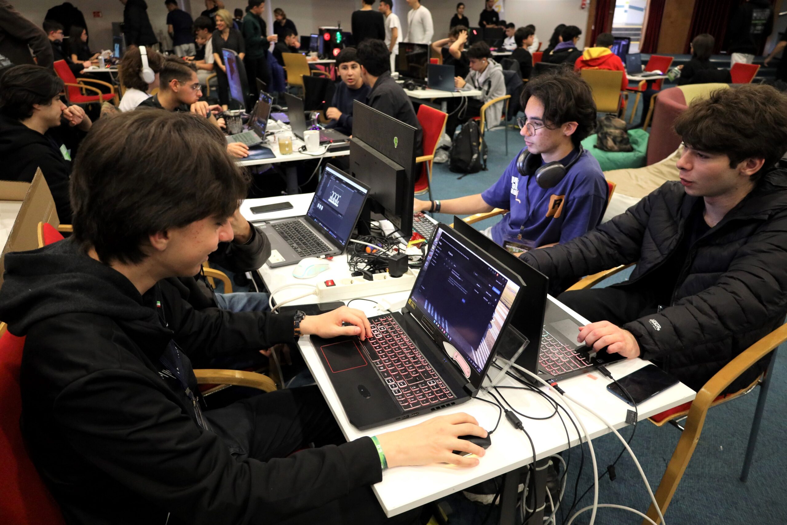 İzmir Ekonomi Üniversitesi’nin düzenlediği Gameathon 5.0 etkinliğinde 8 liseden 77