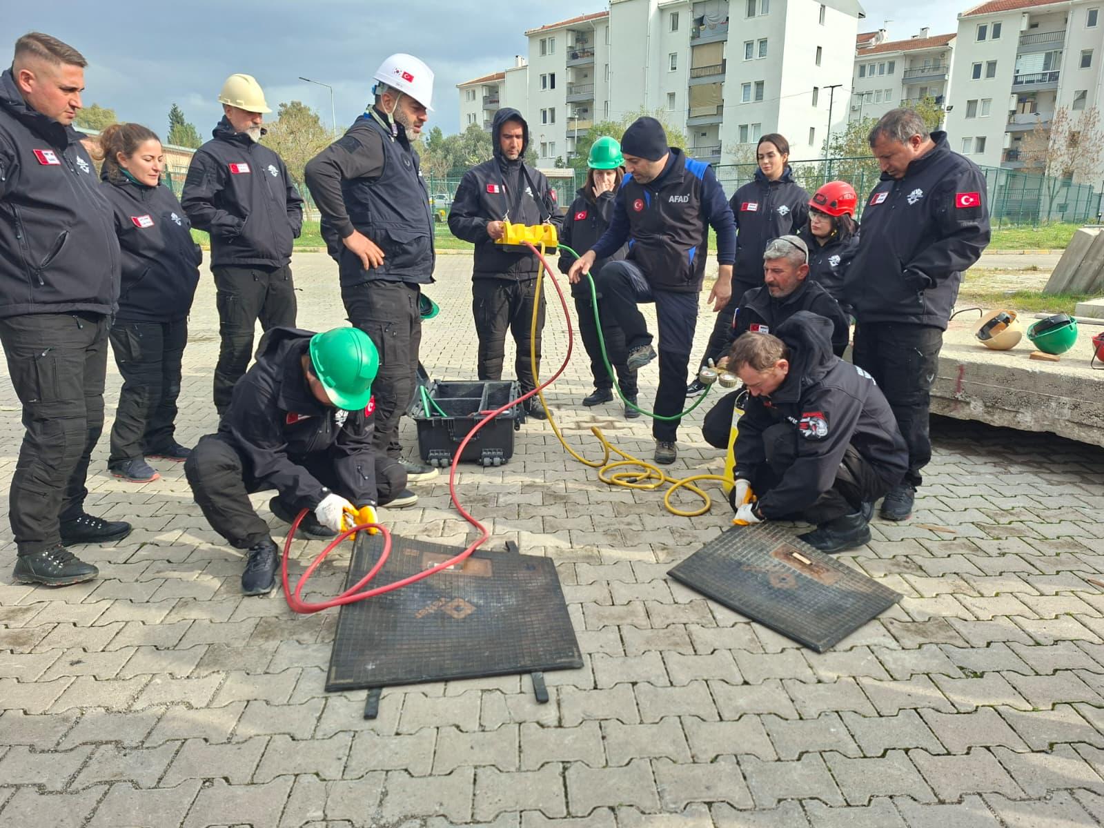 Karabağlar Belediyesi, afetlere hızlı müdahale ve toplumda farkındalık için KAR-KUT