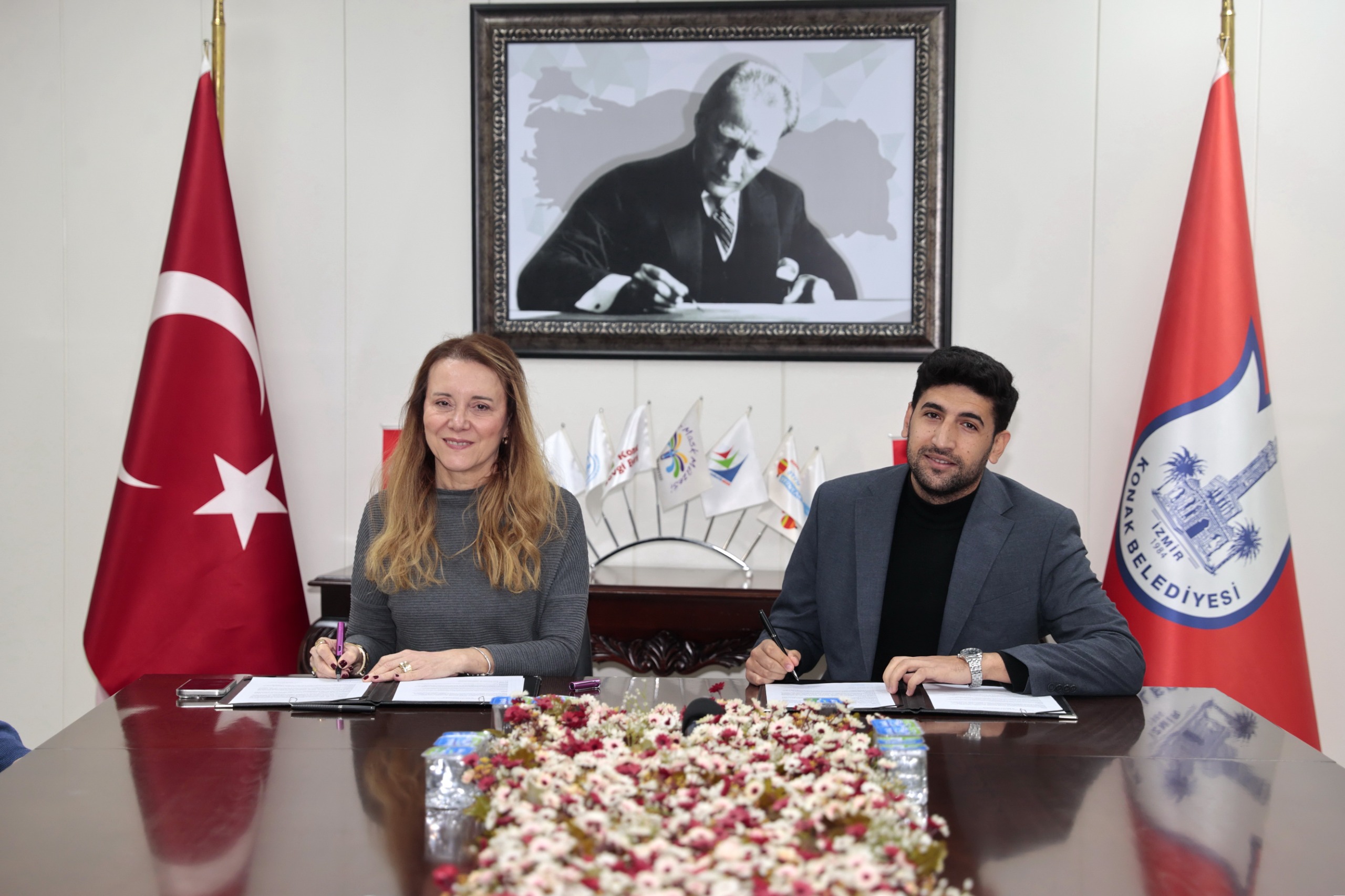 Konak Belediyesi, Cosmos Gençlik Derneği ile imzaladığı protokolle gençlerin toplumsal