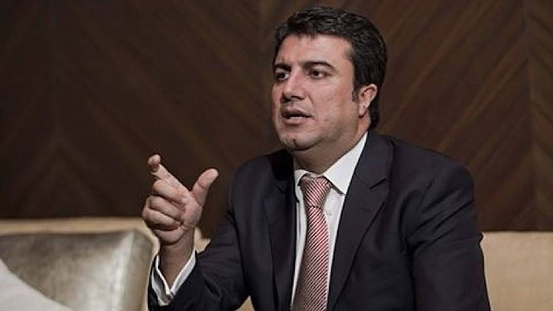 İzmirli iş insanı Fesih Aktaş’ın çakarlı makam aracıyla rüşvet almaya