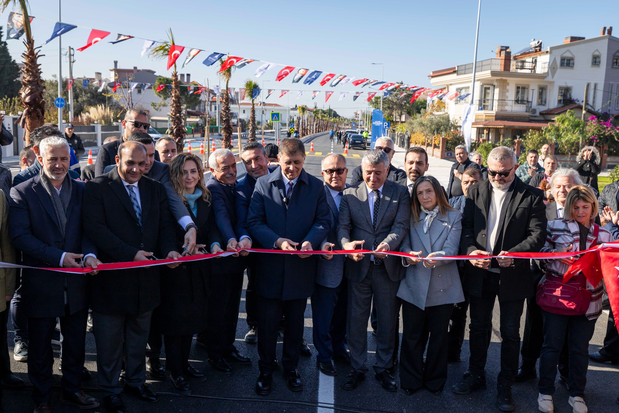 İzmir Büyükşehir Belediyesi tarafından hayata geçirilen 75. Yıl Cumhuriyet Bulvarı’nın