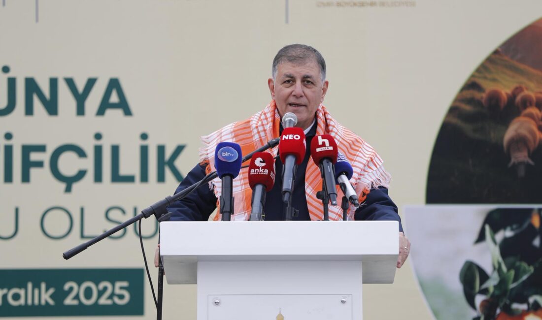 Dünya Kooperatifçilik Günü kapsamında Cumhuriyet Meydanı’nda düzenlenen törende konuşan İzmir