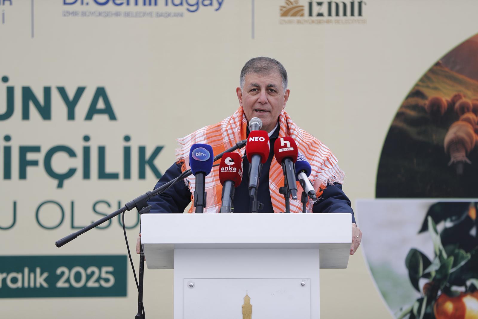 Dünya Kooperatifçilik Günü kapsamında Cumhuriyet Meydanı’nda düzenlenen törende konuşan İzmir