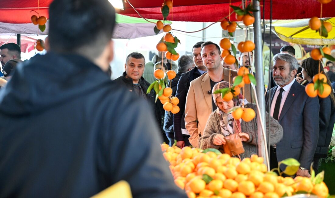 Bornova Belediye Başkanı Ömer Eşki, İnönü Mahallesi Pazaryeri’nde esnaf ve