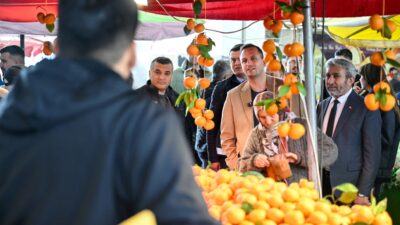 Bornova Belediye Başkanı Ömer Eşki, İnönü Mahallesi Pazaryeri’nde esnaf ve