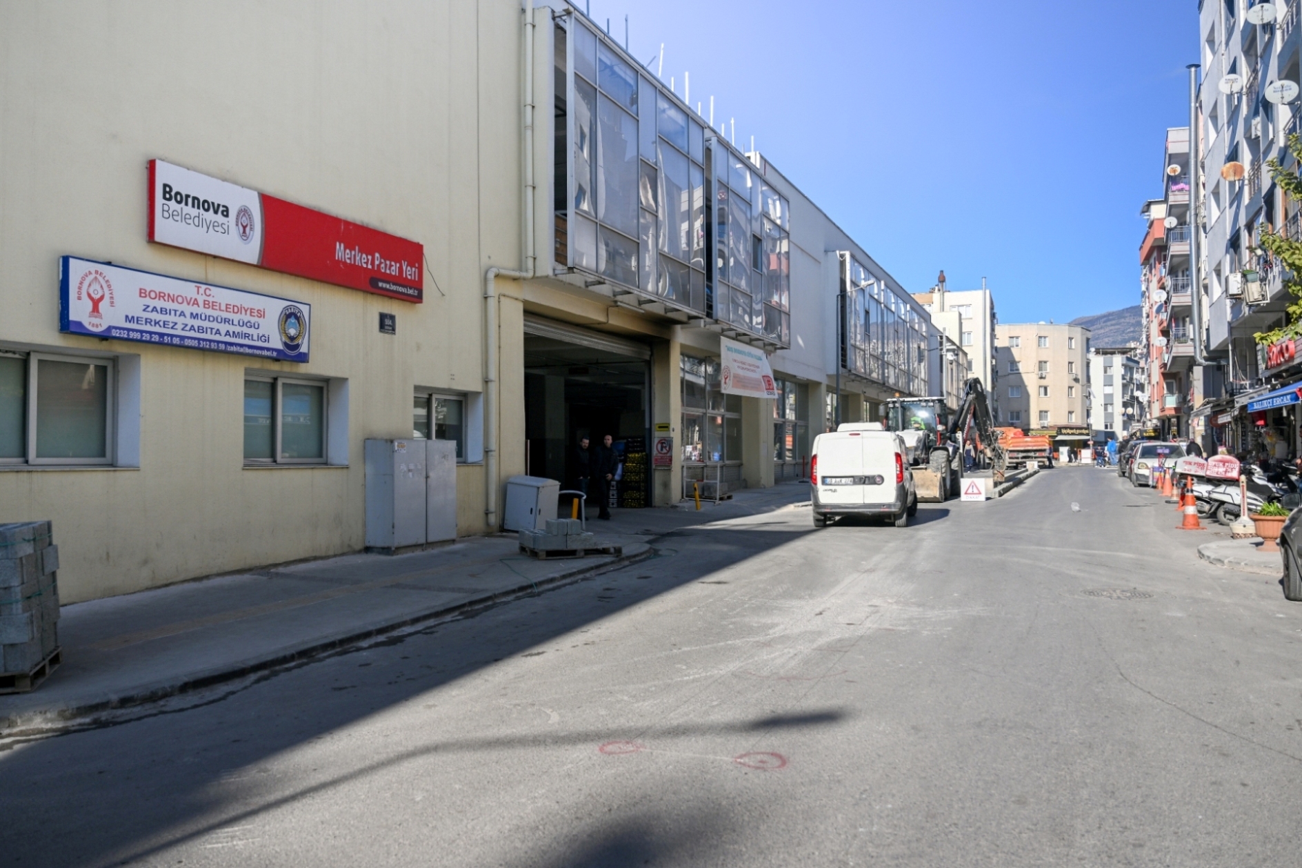 Bornova Belediyesi, Merkez Kapalı Pazaryeri önünde kalıcı orta refüj yapımına