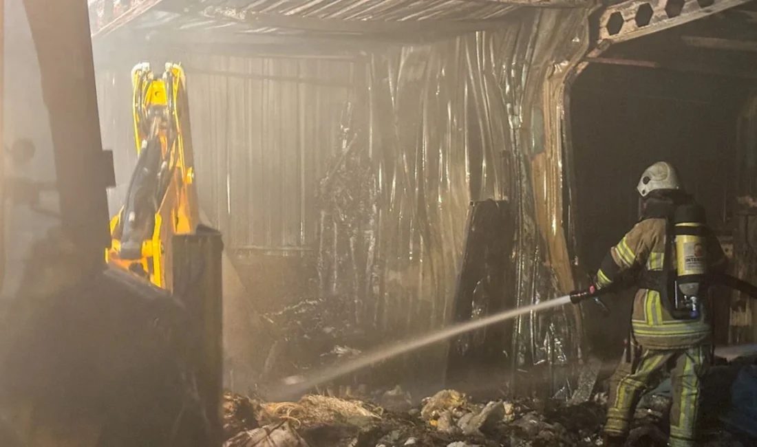 Kemalpaşa OSB’de kompozit malzeme üreten fabrikanın atık deposunda çıkan yangın